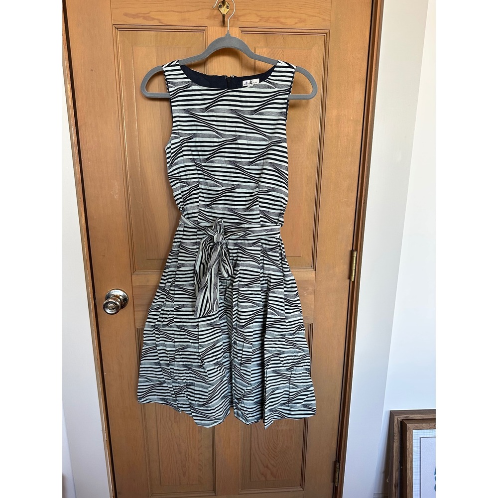 LL Bean Signature Wavy‎ Stripe Fit Flare Dress Navy White Sleeveless Belted 6